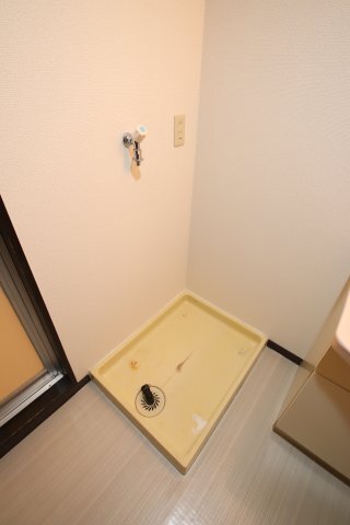 拡大写真:日吉壱番館 2階201の室内洗濯機置場