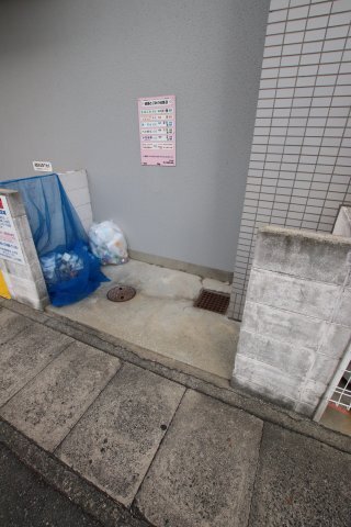 拡大写真：エルベ深井 4階403の敷地内ゴミ捨場