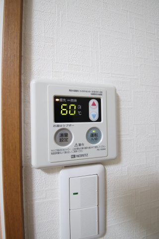 拡大写真:ナニワハイツ 3階302の給湯器リモコン