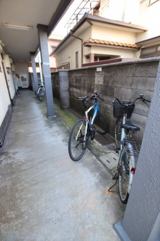 拡大写真:ナニワハイツ 3階302の駐輪場