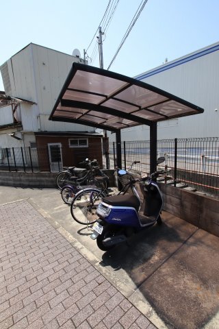 拡大写真:アンプルールクラージュサピエンス 1階101の駐輪場