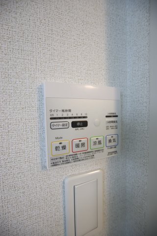 拡大写真:クレールメゾン美原 2階202の浴室乾燥機