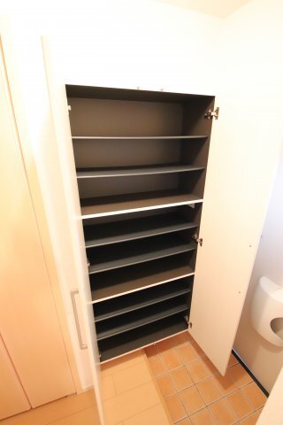 拡大写真:ミディ 1階107のシューズボックス