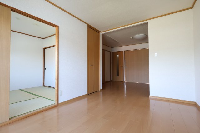 拡大写真:緑ヶ丘ハイツ 2階203の居間