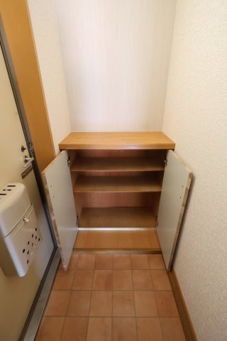 拡大写真:緑ヶ丘ハイツ 2階203のシューズボックス