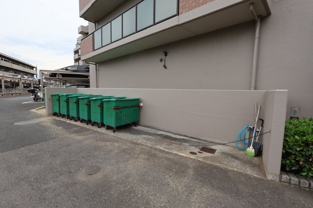 拡大写真:東急ドエル・アルス泉北深井 4階406の敷地内ゴミ置き場