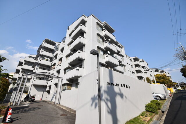 グリーンタウン東香里マンションの外観