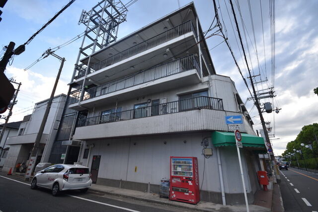 アカイマンションの外観