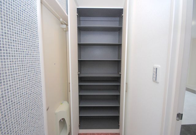 拡大写真:アフロディテ寝屋川 3階301のシューズボックス