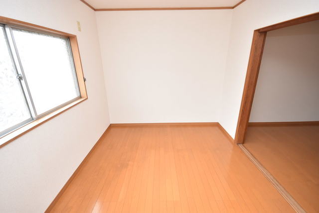 拡大写真:楠根南町店舗付住宅 1の洋室