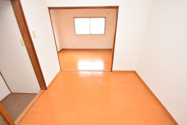拡大写真:楠根南町店舗付住宅 1の洋室