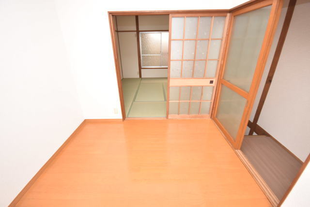 拡大写真:楠根南町店舗付住宅 1の洋室