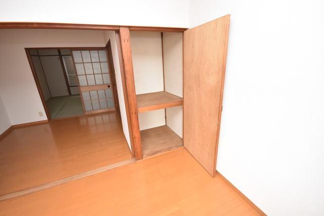 拡大写真:楠根南町店舗付住宅 1の洋室・収納