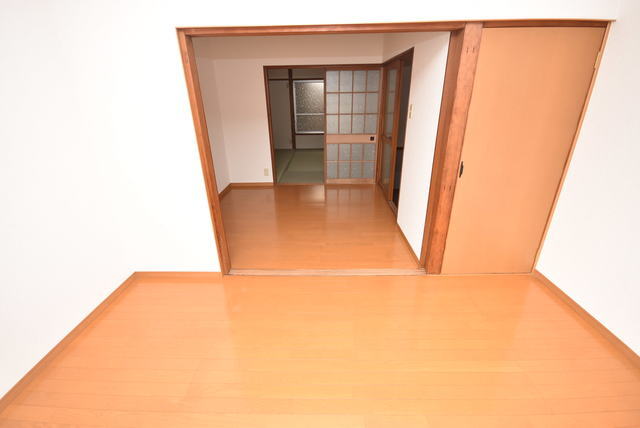 拡大写真:楠根南町店舗付住宅 1の洋室