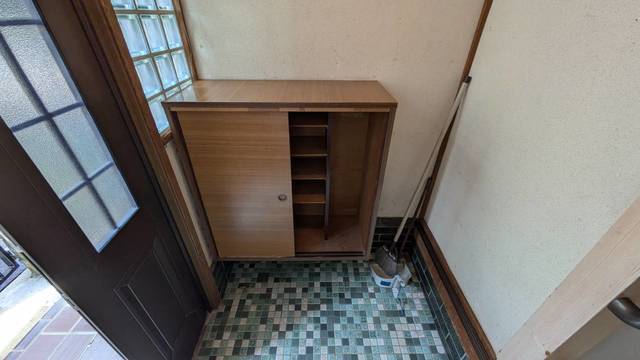 拡大写真:倉治2丁目貸家 1階1のシューズボックス