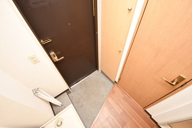 拡大写真:フリーディオ寝屋川 1階106の玄関