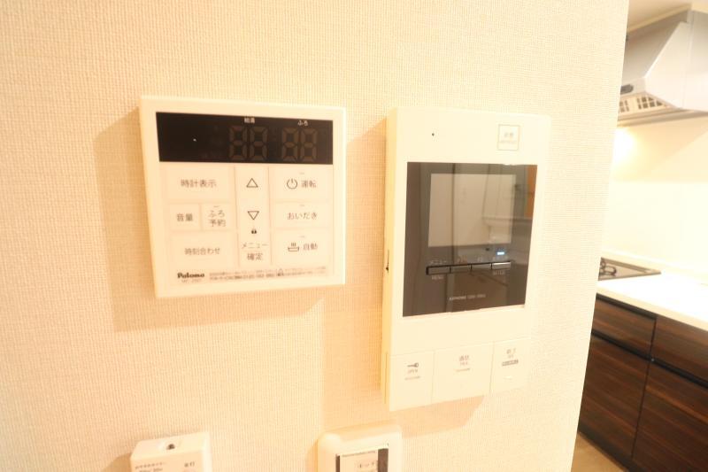 拡大写真：メセナ寺家 1階103のモニター付きインターホンと給湯器