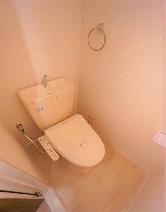 拡大写真:糟屋郡粕屋町大字内橋(〒813-0008) 4階402の★ウォシュレット付きのゆったりトイレ★