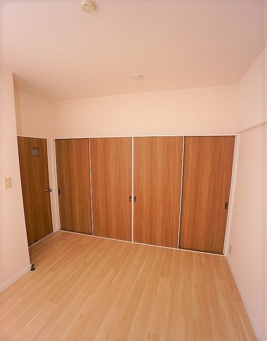 拡大写真:糟屋郡粕屋町大字内橋(〒813-0008) 4階402の★こちらも収納たっぷりの洋室★