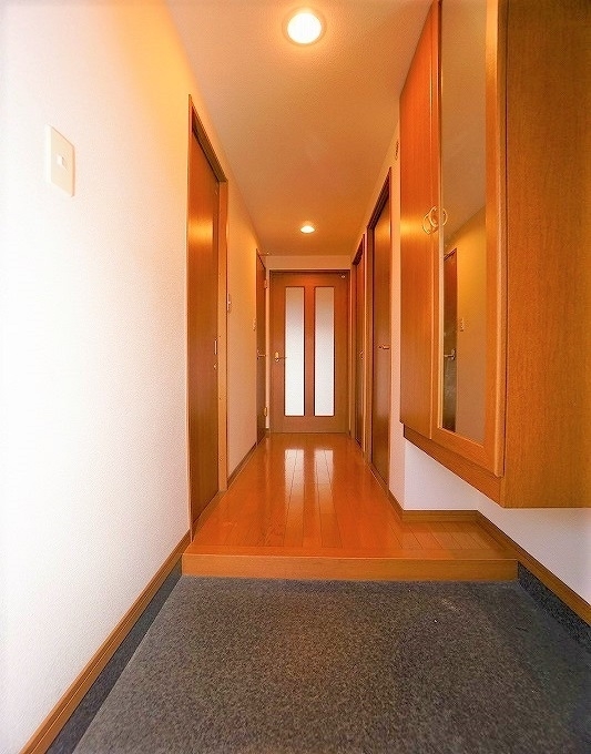 拡大写真:糟屋郡粕屋町大字柚須 3階302の★明るい玄関で一日をスタート★