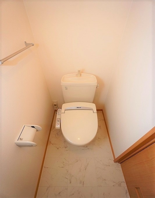 拡大写真:糟屋郡粕屋町大字大隈 2階202の★トイレはウォシュレット機能付きで快適です★
