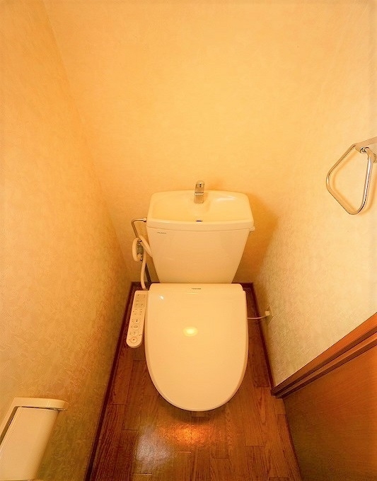 拡大写真:糟屋郡粕屋町甲仲原1丁目 1階103の★ウォシュレット付きの快適トイレ★