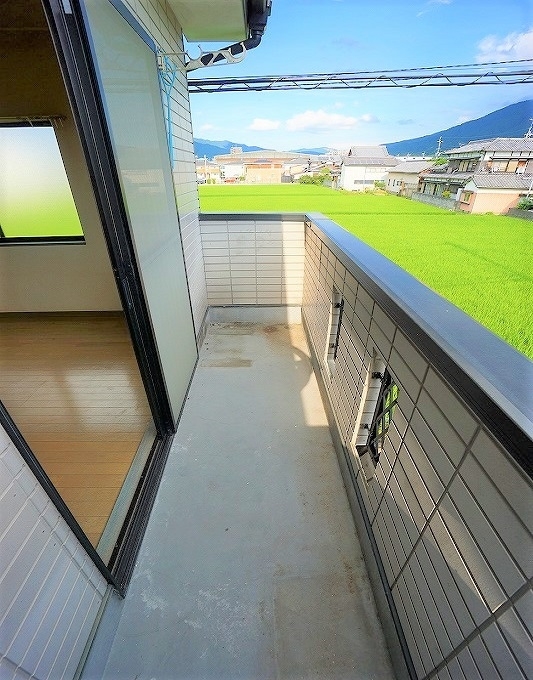 拡大写真:糟屋郡篠栗町大字乙犬 1階101の★広々バルコニーで洗濯物もたくさん干せます★
