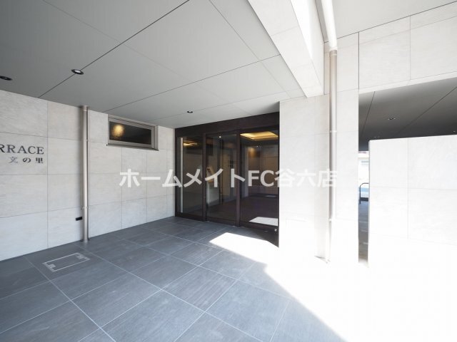 拡大写真:AND TERRACE 文の里 2階208のエントランス