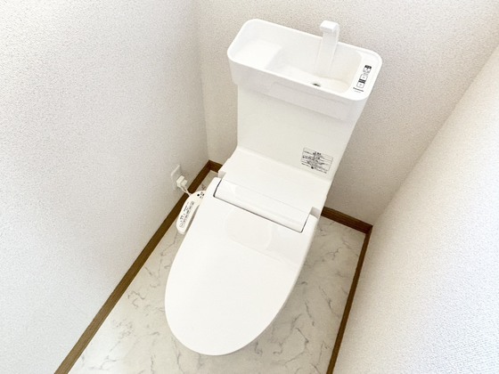 拡大写真:下弁財津興一戸建て 2階1のシャワー付きトイレ