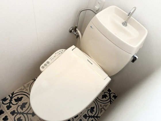 拡大写真:平屋レトロハウス 1階1のシャワー付きトイレ