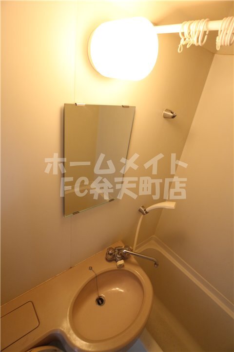 拡大写真:ノーブルⅢ 7階703のコンパクトで使いやすい洗面所