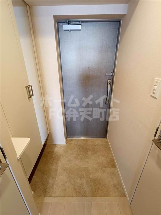 拡大写真:スプランディッド弁天町WEST 2階205の玄関