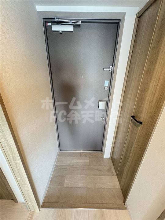 拡大写真:Louis Residence 弁天町 2階201の玄関