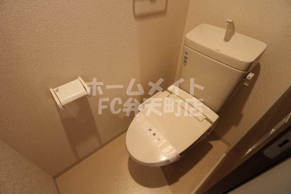 拡大写真:ラグゼドーム前II 2階206の落ち着いた色調のトイレです