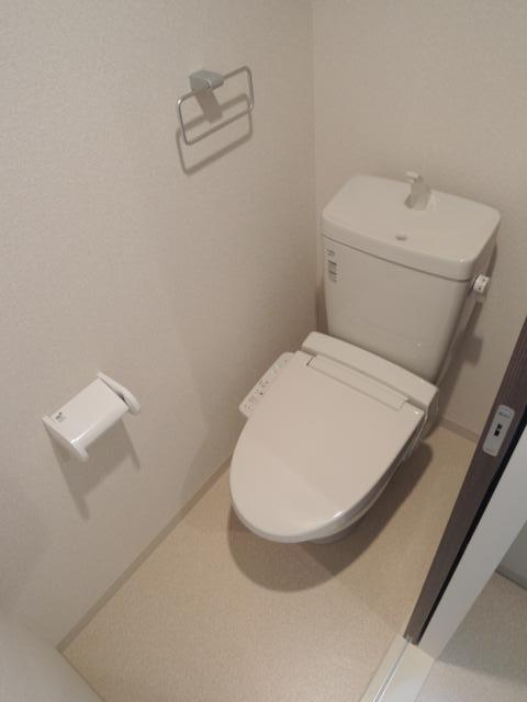 拡大写真：ラグゼドーム前II 8階804のトイレです