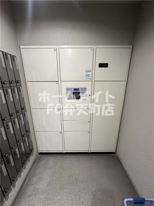 拡大写真:エステムコート難波WEST-SIDEⅡベイフレックス 3階302の宅配ボックスがあります。