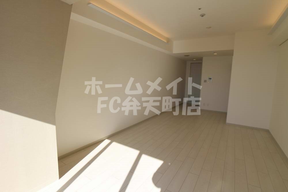 拡大写真:大阪ベイタワーレジデンス 26階2609のこちらのリビングで趣味の時間をお楽しみください