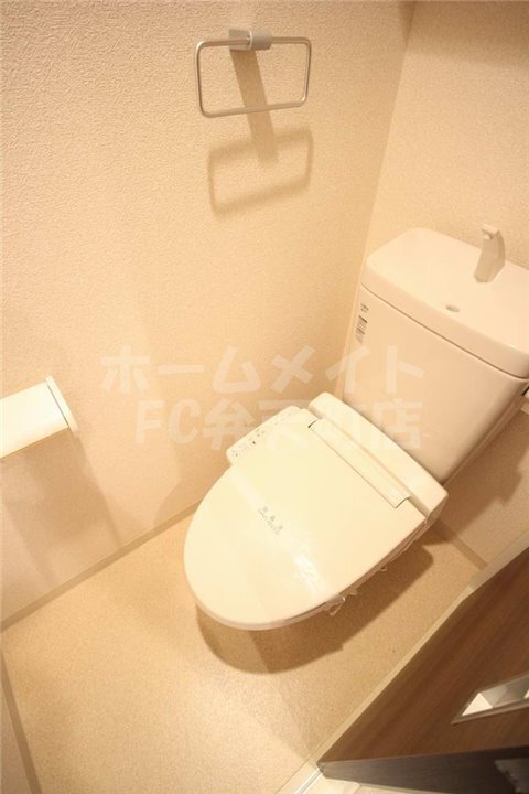 拡大写真:ラグゼドーム前II 8階802の落ち着いたトイレです