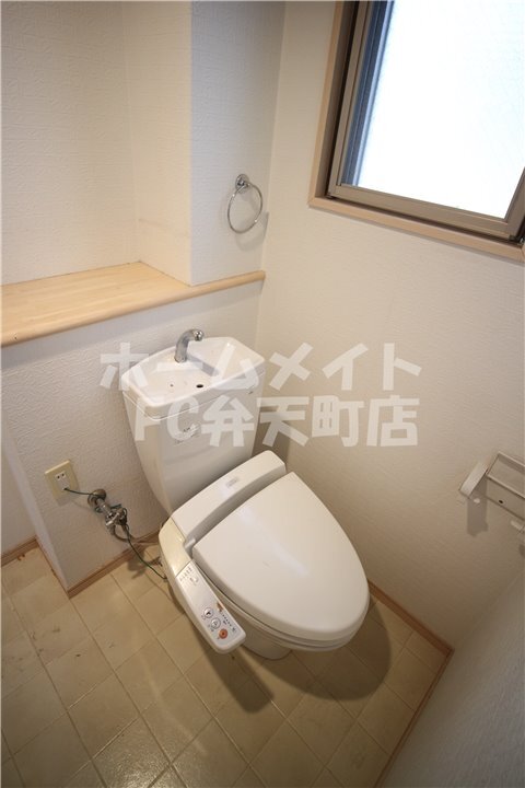 拡大写真:セレブコート朝潮橋 4階401の清潔感のあるトイレです