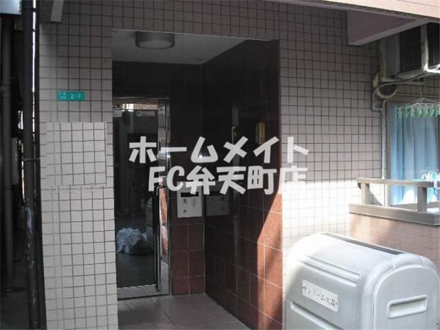 拡大写真：サンドーム大森 3階303のエントランスです