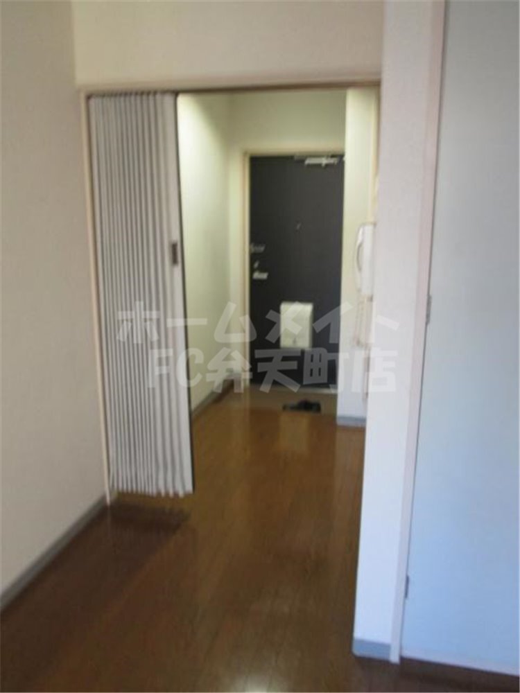 拡大写真：サンドーム大森 3階303のゆったりとした居間です