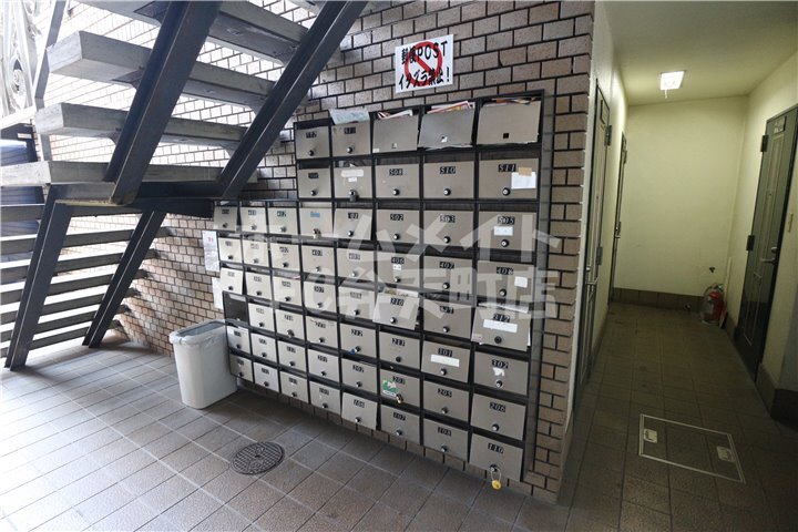 拡大写真:ロータリー40 4階411の集合ポストです