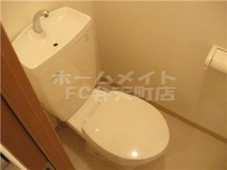 拡大写真:ロイヤルハイツ河田 6階602の落ち着いた色調のトイレです