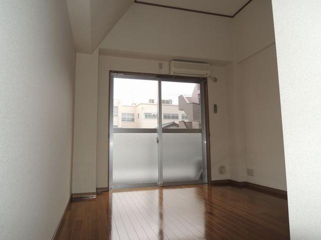 拡大写真：ブリランテ青山 2階203の居間