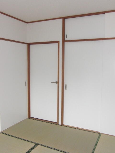 拡大写真:グランテふざん 2階203の和室の建具も取り替えました。