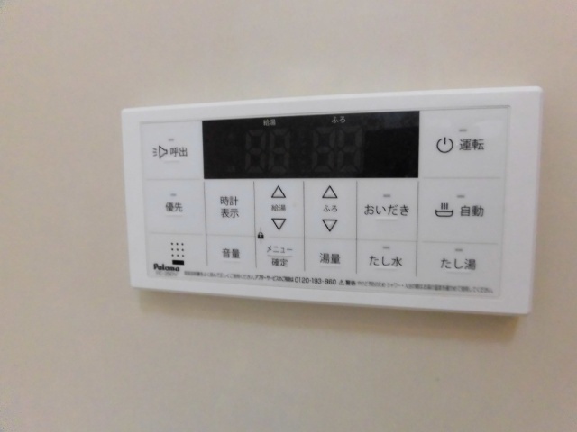 拡大写真:宇部市光ヶ丘貸家 1階1の給湯リモコン
