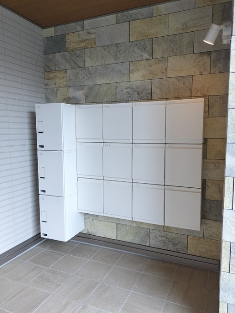 拡大写真:セントラルヒルズ 2階202の宅配BOX
