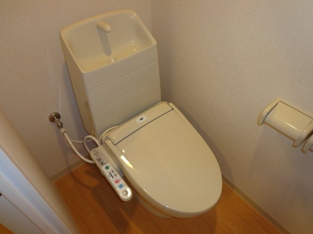 拡大写真:フェリーチェ 1階101のシャワー付トイレ