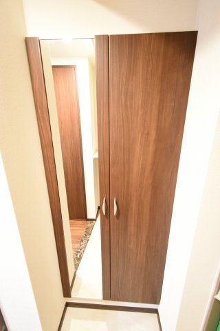 拡大写真:スプランディッド新大阪V 2階202の玄関