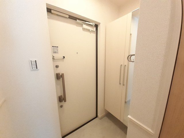 拡大写真:ドゥーヴル ボヌール 寺方錦通 3階303の玄関